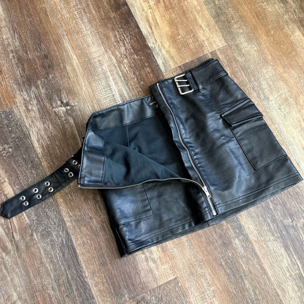 Black Skirt - Picture 3 of 7